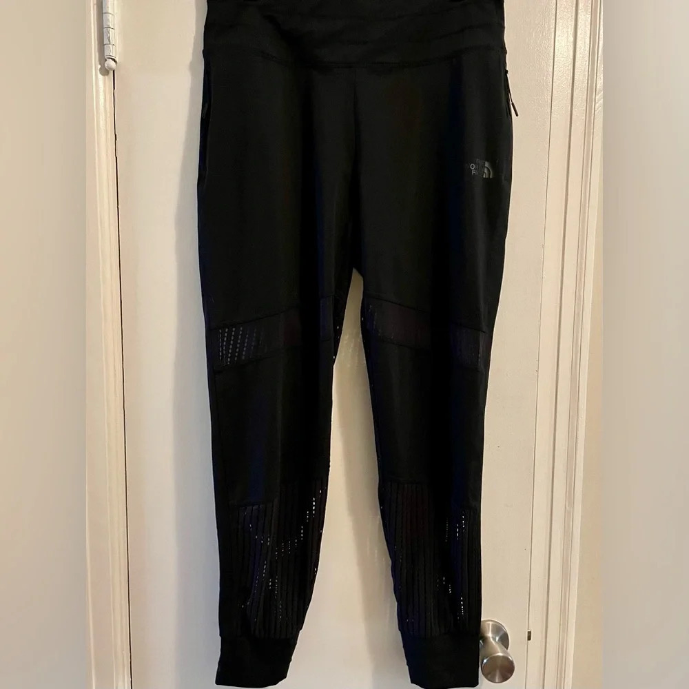 North Face Black Flash Dry Joggers Zippered Pockets Mesh Panels Size Medium